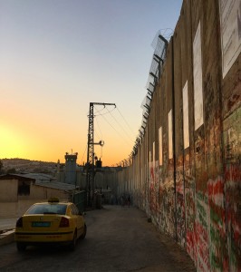 Il muro al tramonto separa Israele dalla West Bank